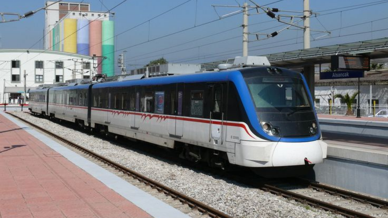 İzmir'de İZBAN yolcularından tepki: Her gün aynı sorun