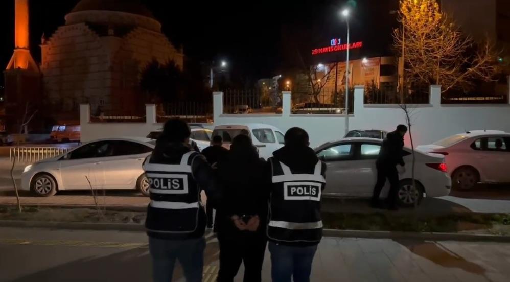 İzmir'de uyuşturucu operasyonu: 11 bin hap ele geçirildi