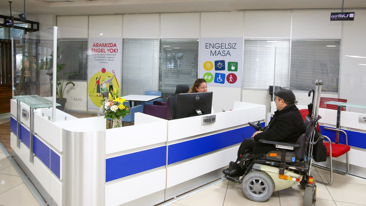 İzmir Karabağlar Belediyesi’nden “Engelsiz Masa” ile erişilebilir hizmet
