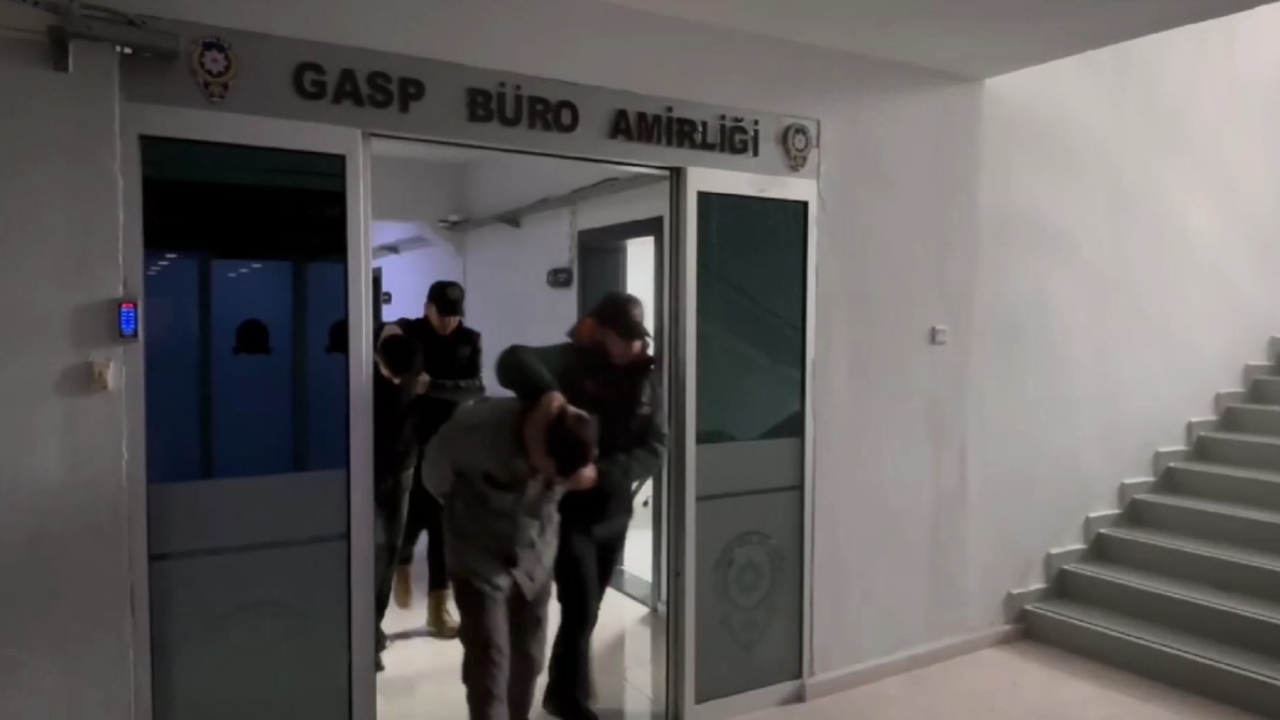 İzmir Karşıyaka’da gaspçılar kısa sürede yakalandı!
