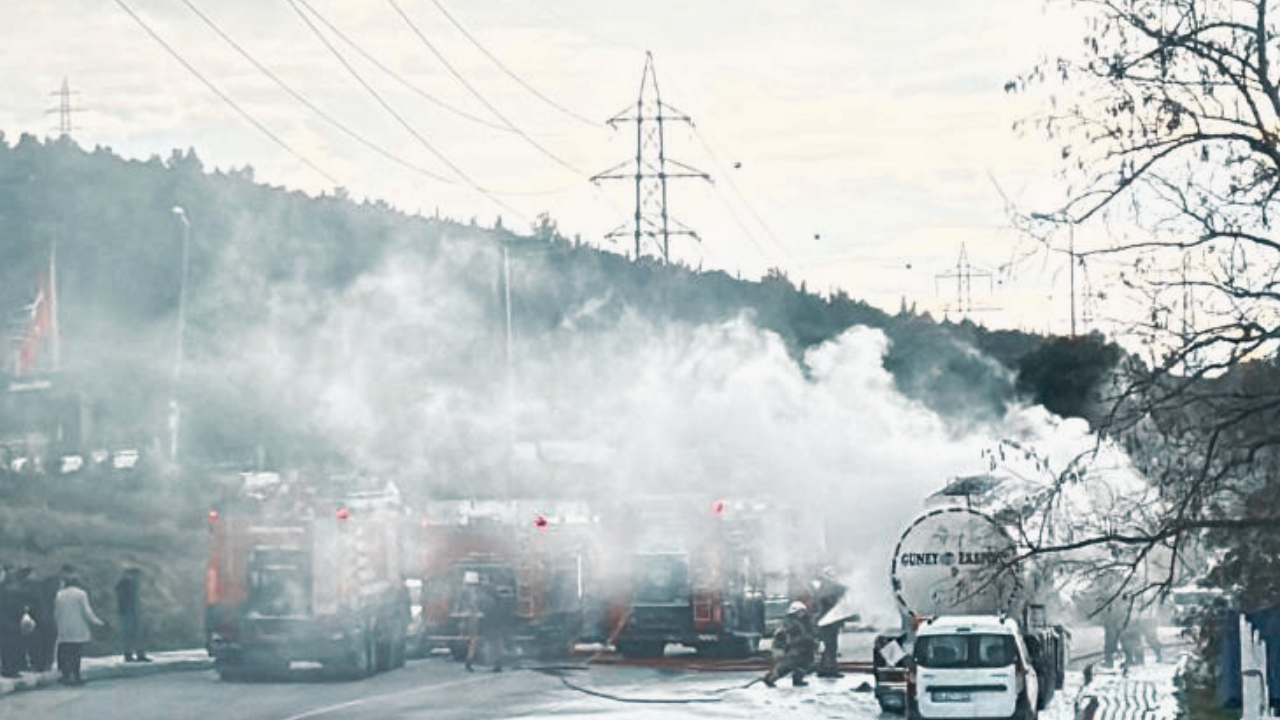 İzmir Aliağa’da bitkisel yağ yüklü tanker alev aldı