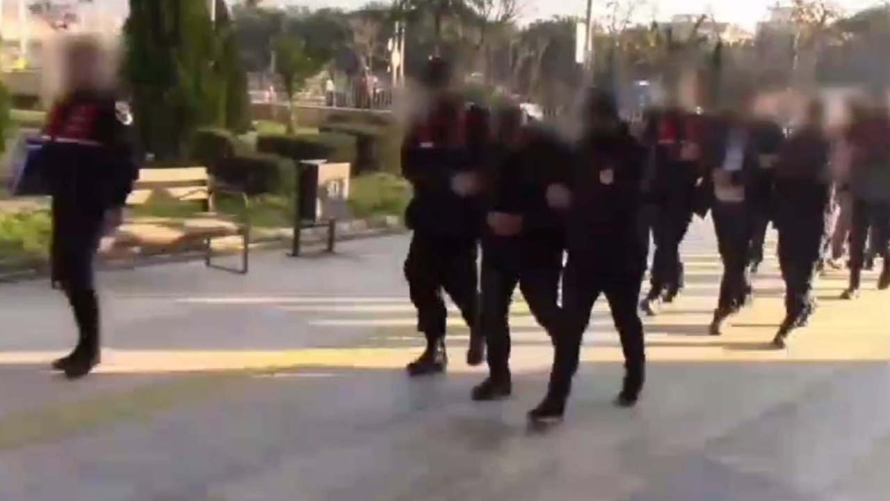 İzmir'de hükümlü yakınlarını hedef alan çete çökertildi!