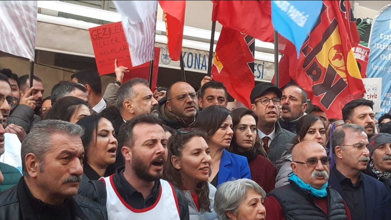 İzmir'de İmamoğlu'nun gözaltı kararına karşı yürüyüş düzenlendi