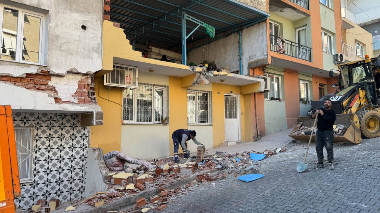 İzmir Konak'ta freni boşalan kamyon ev ve iki araca çarptı!