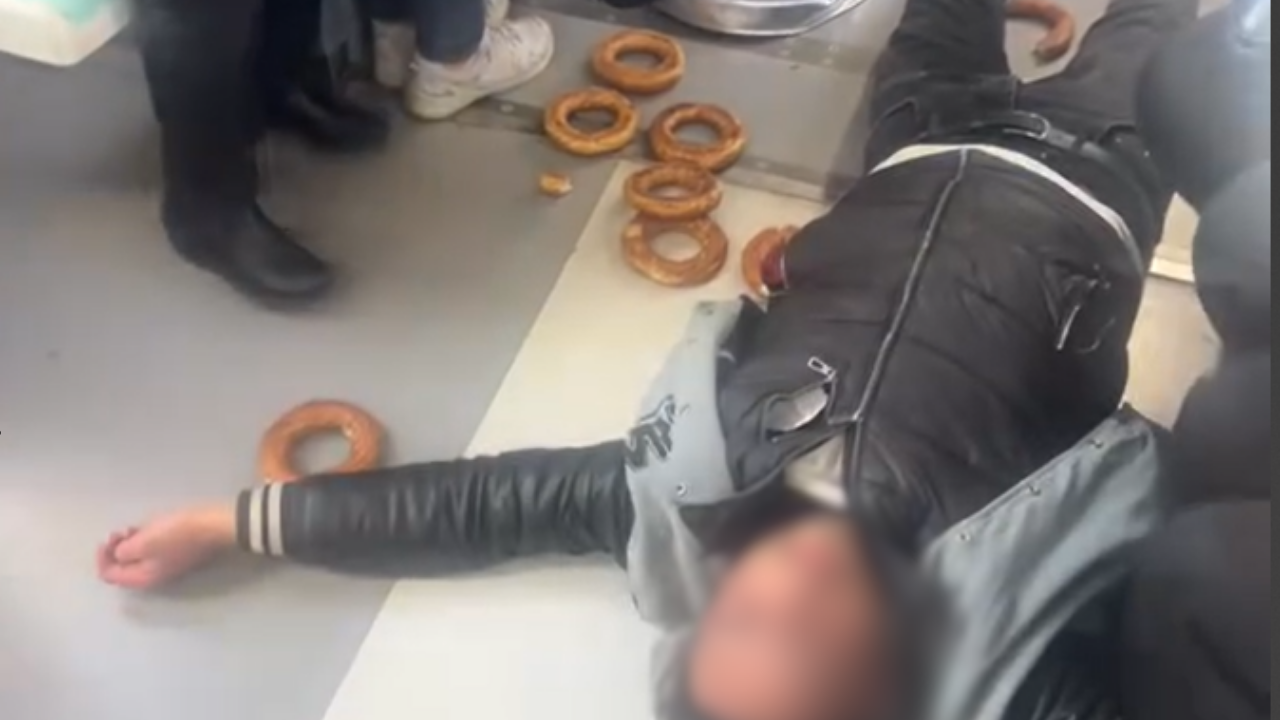 İzmir tramvayında tedirgin eden anlar!