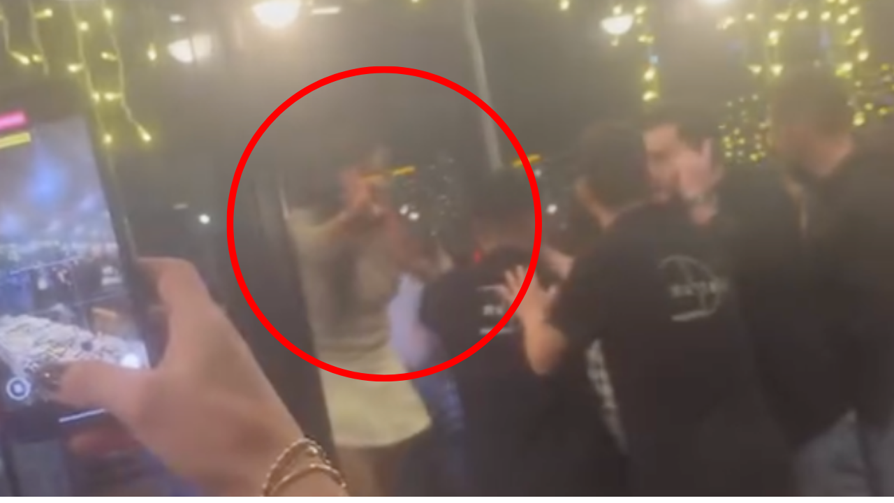 İzmir Karşıyaka'da alkollü mekan önünde kavga!