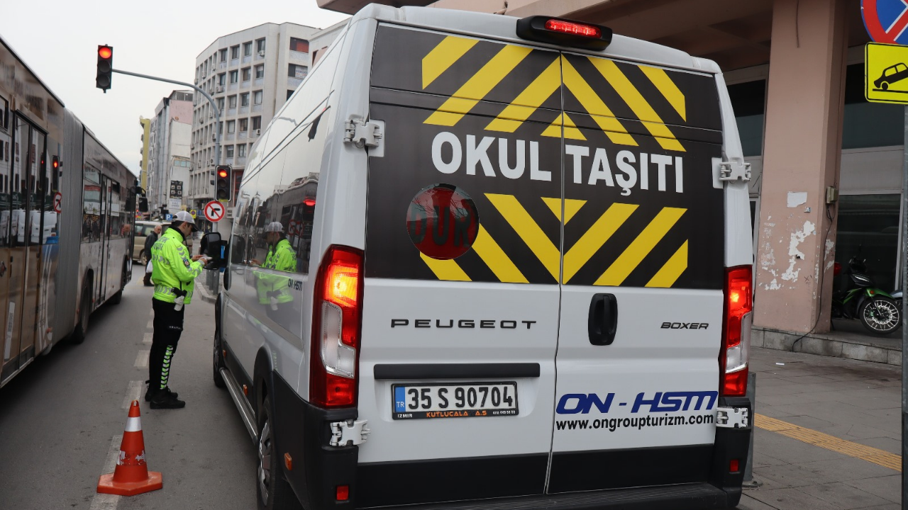 İzmir’de okul servislerine trafik denetimi: 38 araç men edildi!