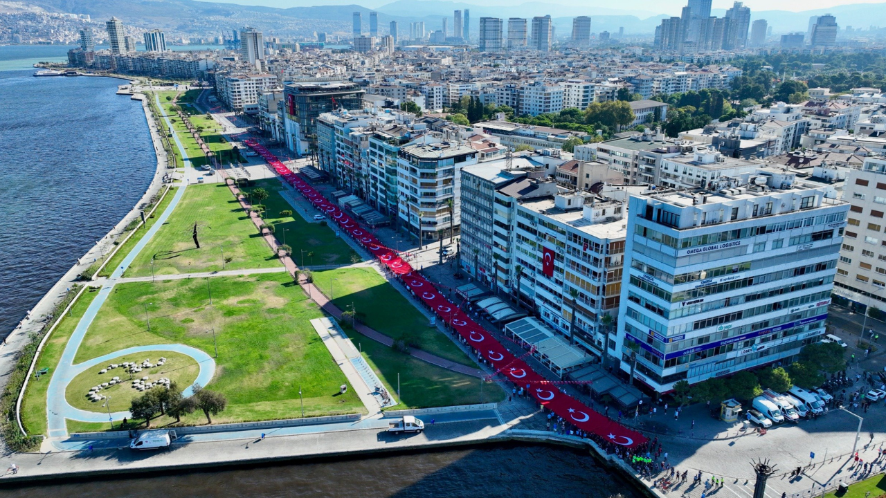 İzmir'de 350 metrelik Türk bayrağı ile Zafer Yürüyüşü yapıldı