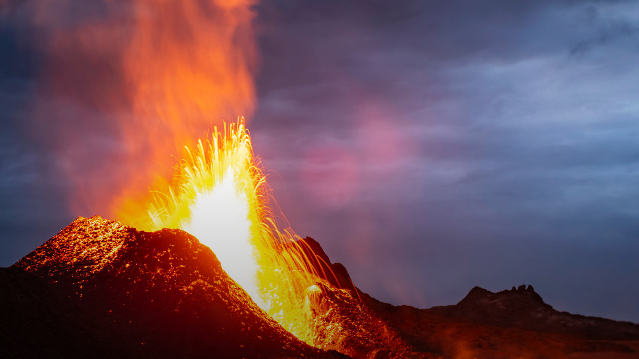 Korkulan oldu: Santorini volkanı yeniden faaliyete geçti!